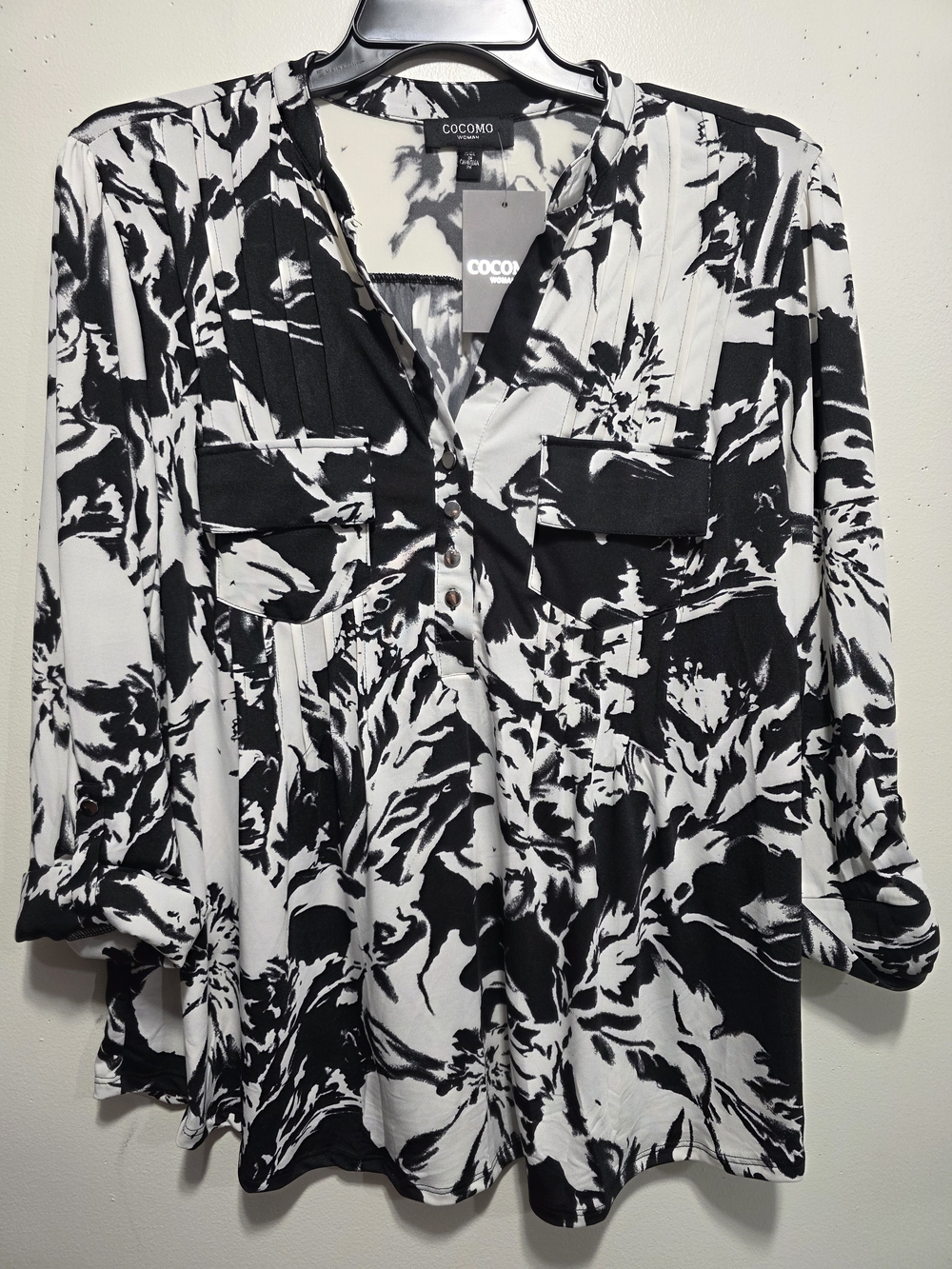COCOMO Black White Floral Pocket Blouse Size 2X NWT Roll-Tab Sleeve V-Neck 🖤🤍✨ - Picture 2 of 5